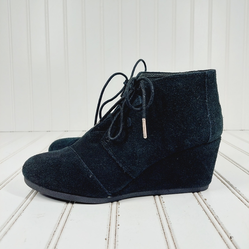 Toms Kala Black Suede Lace Up Wedge Ankle Booties K578